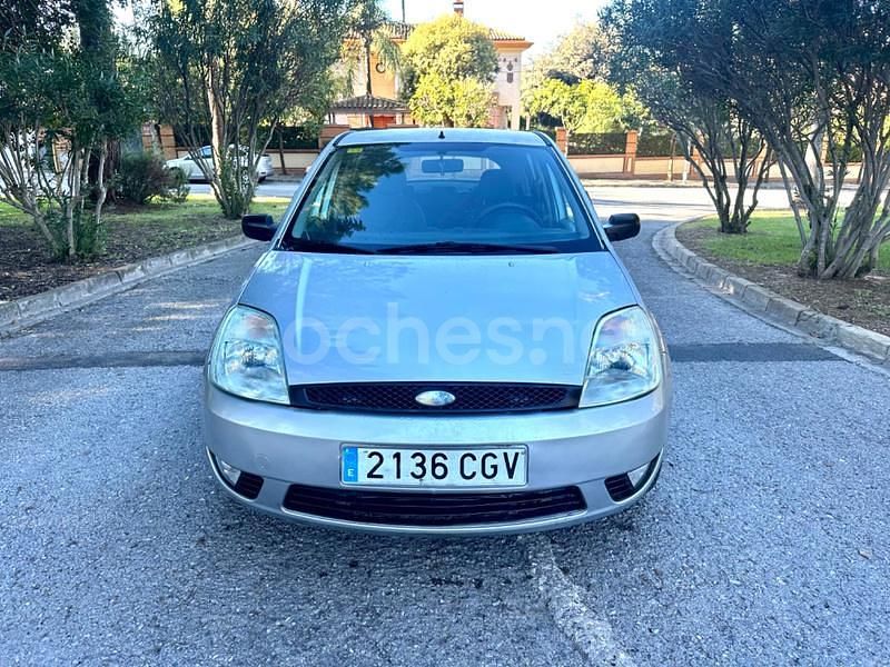 Gris / plata Usado 2004 Ford Fiesta Ambiente Berlina | 2900 € (Buen precio) - Imagen 1/4
