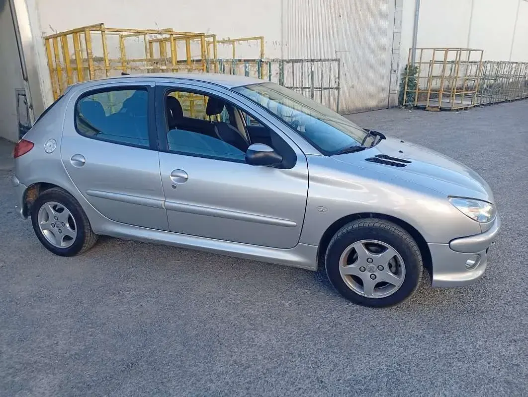 Usado Peugeot 206 75 CV (55 kW) 2006 Gris Utilitario