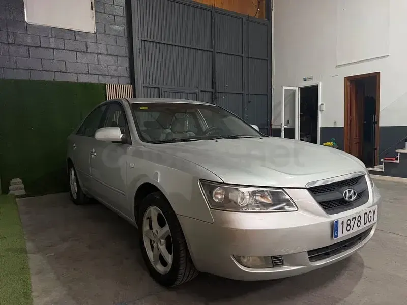 Usado Hyundai Sonata Style 161 CV (118 kW) 2005 Gris / plata Berlina