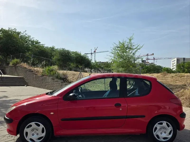 Usado Peugeot 206 75 CV (55 kW) 2001 Rojo Berlina