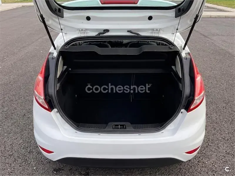 Usado Ford Fiesta Trend 75 CV (55 kW) 2013 Blanco Berlina