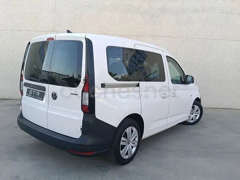 Usado VW Caddy 122 CV (89 kW) 2021 Blanco Monovolumen