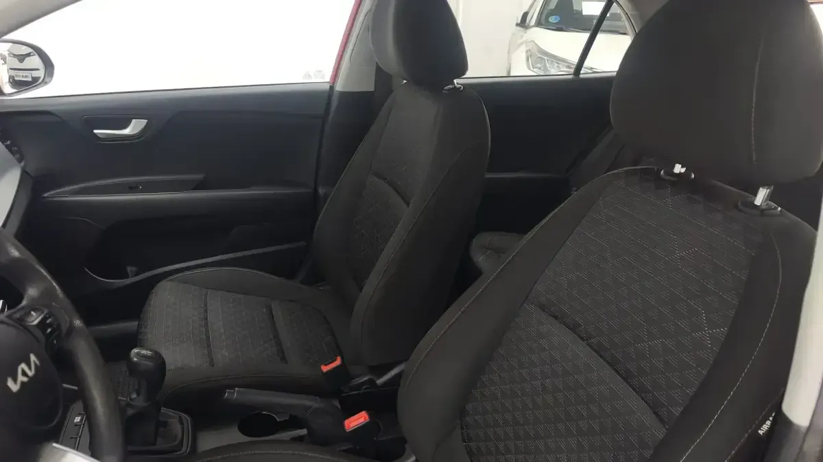 Usado Kia Rio 101 CV (74 kW) 2021 Rojo Berlina