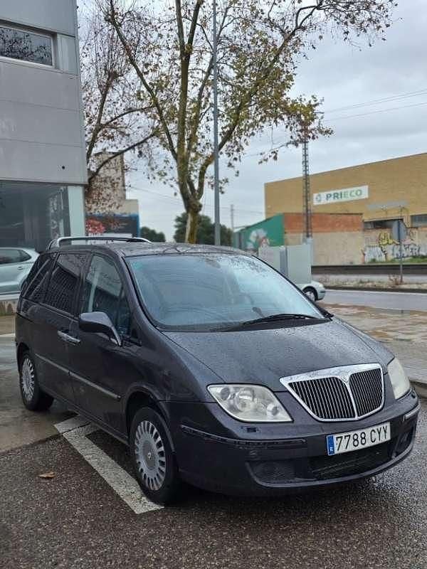Usado Lancia Phedra 128 CV (94 kW) 2004 Gris / plata Monovolumen