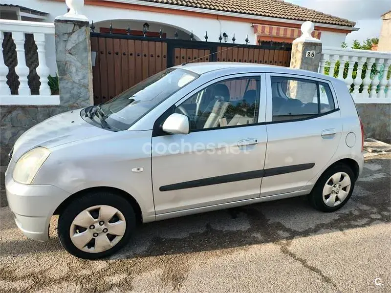Usado Kia Picanto LX 65 CV (47 kW) 2005 Gris / plata Utilitario