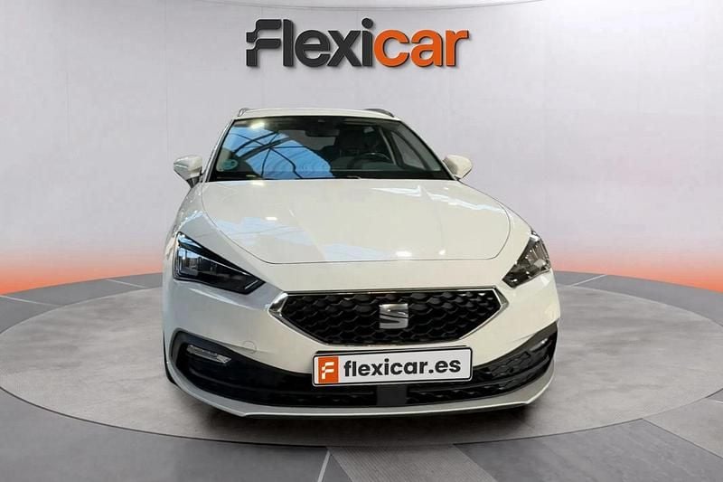 Usado Seat Leon Style 130 CV (95 kW) 2021 Blanco Familiar
