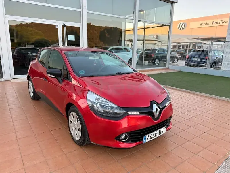 Usado Renault Clio IV Authentique 75 CV (55 kW) 2014 Rojo Berlina