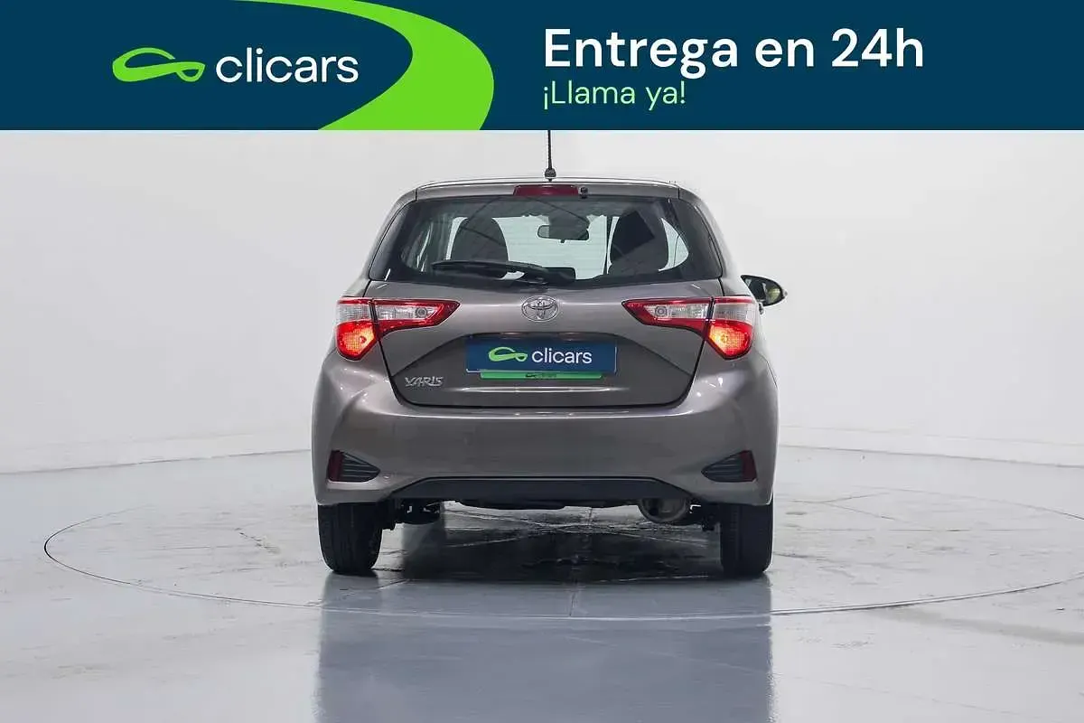Usado Toyota Yaris City 69 CV (50 kW) 2017 Gris Utilitario