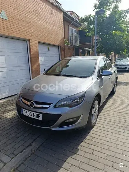 Usado Opel Astra Excellence 110 CV (80 kW) 2014 Gris / plata Familiar