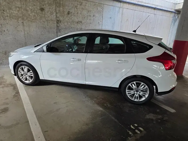 Käytetty Ford Focus Trend 101 HP (74 kW) 2012 Valkoinen Sedan