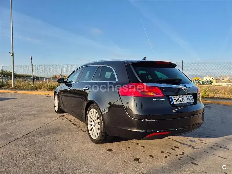 Usado Opel Insignia Sport 160 CV (117 kW) 2012 Negro Familiar