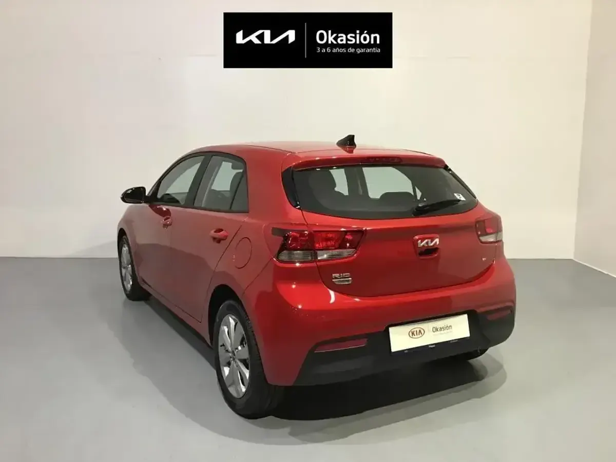 Usado Kia Rio 120 CV (88 kW) 2022 Rojo Berlina