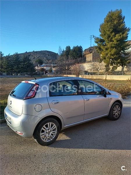 Usado Fiat Punto Lounge 77 CV (56 kW) 2014 Gris / plata Berlina