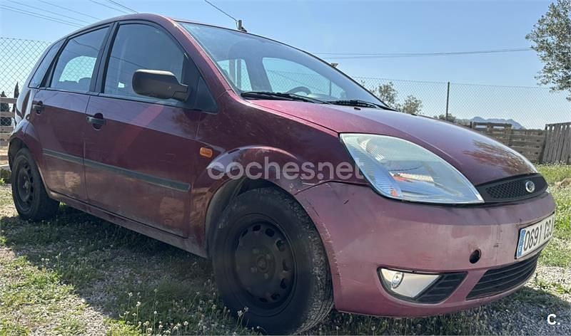 Usado Ford Fiesta Ghia 68 CV (50 kW) 2002 Rojo Utilitario