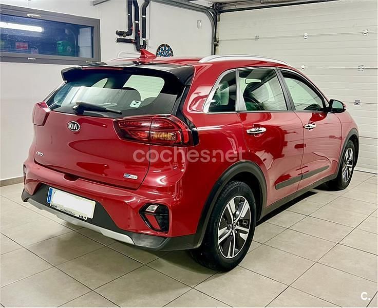 Usado Kia Niro 141 CV (103 kW) 2021 Granate SUV