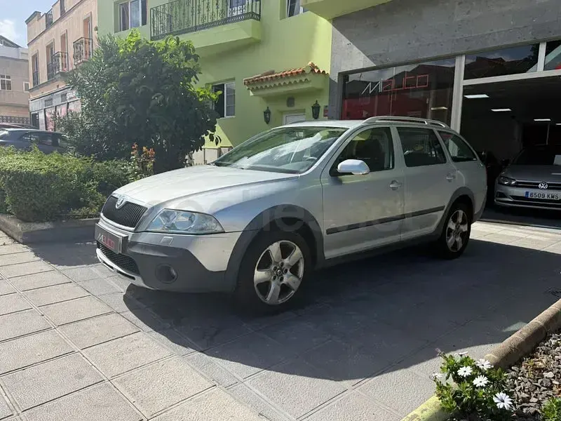 Usado Skoda Octavia 105 CV (77 kW) 2010 Gris / plata Familiar