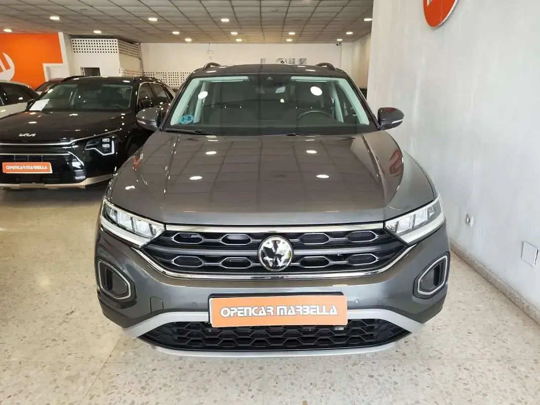 Usado VW T-Roc Life 150 CV (110 kW) 2024 Gris SUV