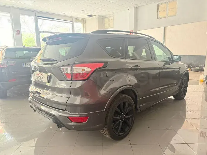 Usado Ford Kuga ST-Line 180 CV (132 kW) 2017 Gris / plata SUV