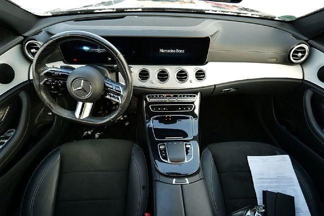 Usado Mercedes E300 AMG line 306 CV (225 kW) 2023 Azul Familiar