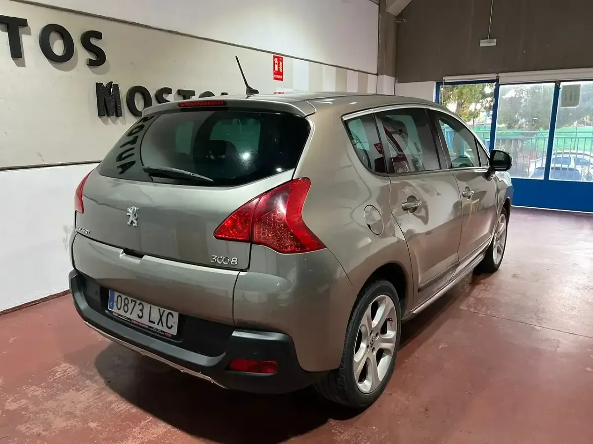 Usado Peugeot 3008 Active 112 CV (82 kW) 2011 Gris Familiar