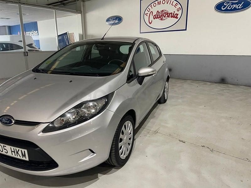Usado Ford Fiesta Trend 70 CV (51 kW) 2012 Gris / plata Utilitario