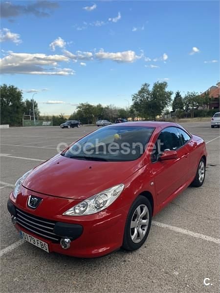 Usado Peugeot 307 CC 110 CV (80 kW) 2006 Rojo Descapotable