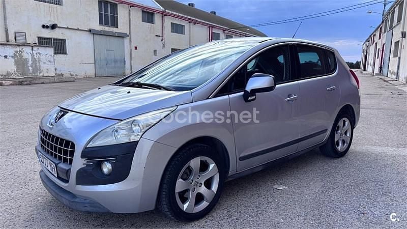 Usado Peugeot 3008 112 CV (82 kW) 2011 Gris / plata Familiar