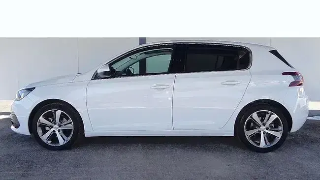 Usado Peugeot 308 Allure 130 CV (95 kW) 2019 Blanco