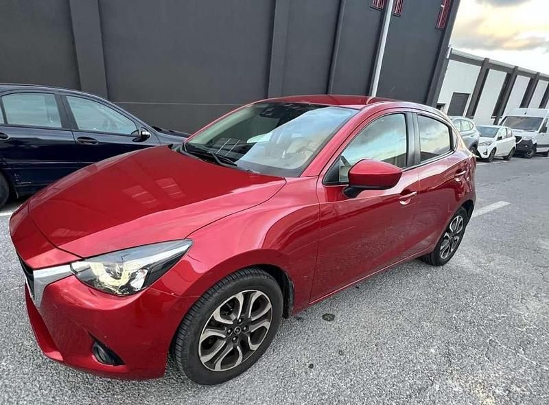 Usado Mazda 2 90 CV (66 kW) 2015 Rojo Utilitario