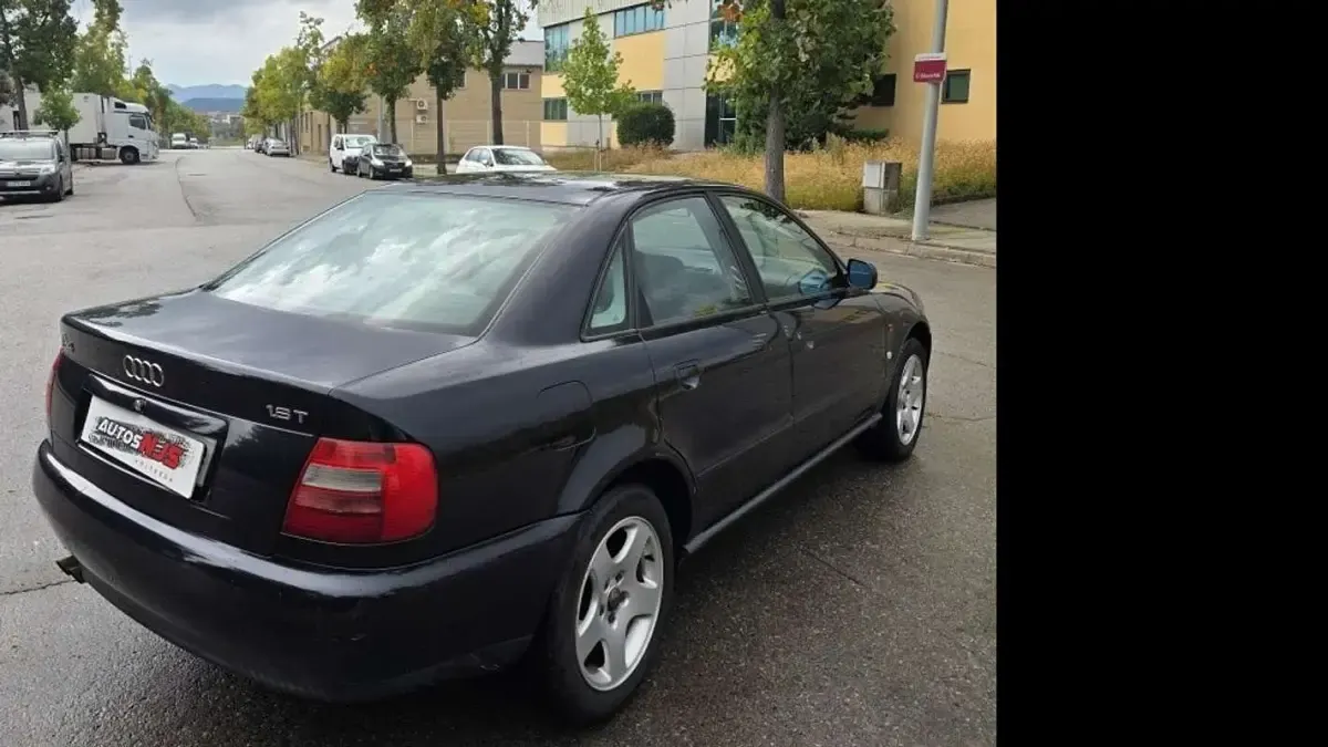 Usado Audi A4 150 CV (110 kW) 1996 Azul Berlina