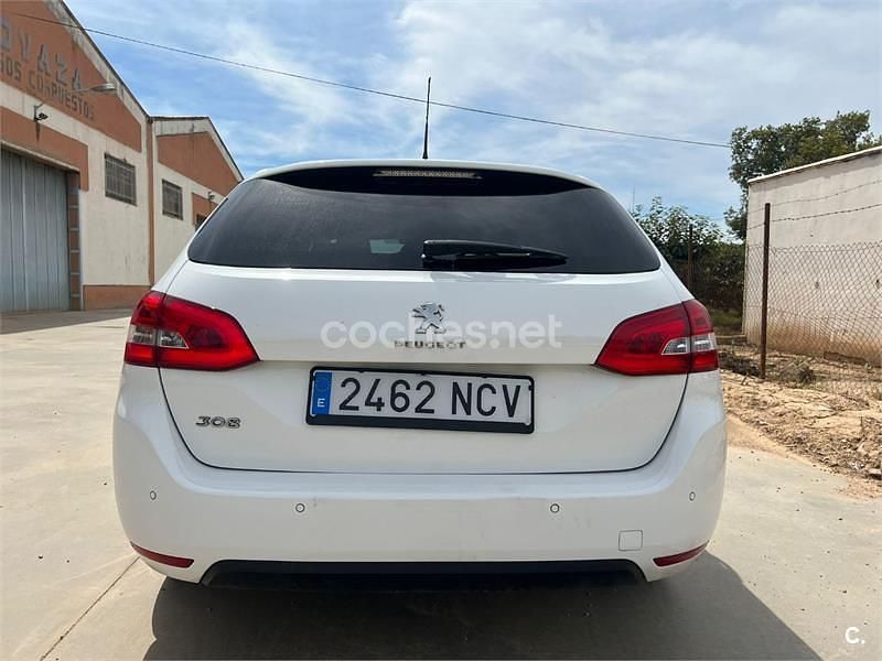 Usado Peugeot 308 SW Allure 120 CV (88 kW) 2018 Blanco Familiar
