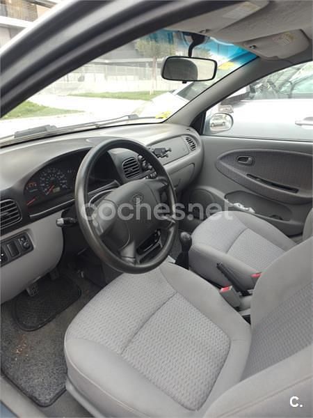 Usado Kia Rio 75 CV (55 kW) 2002 Azul Berlina