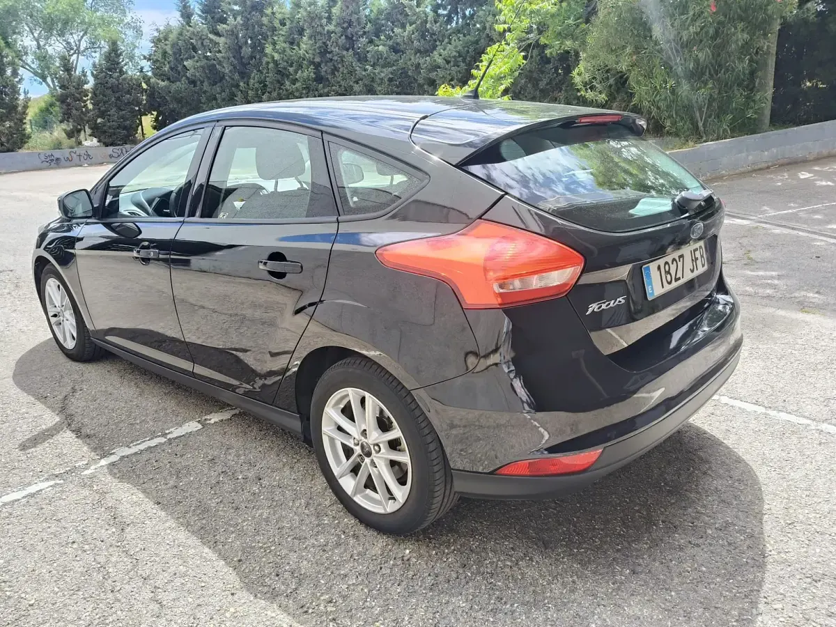 Usado Ford Focus Trend+ 120 CV (88 kW) 2015 Negro Berlina