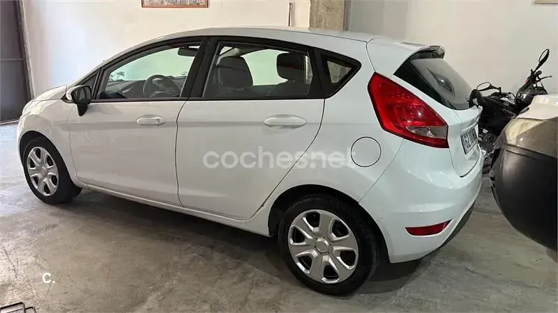 Usado Ford Fiesta Trend 68 CV (50 kW) 2011 Blanco Berlina