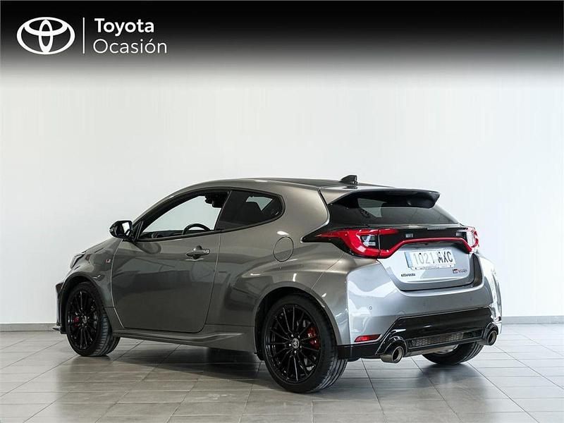Usado Toyota Yaris 280 CV (205 kW) 2024 Gris Utilitario