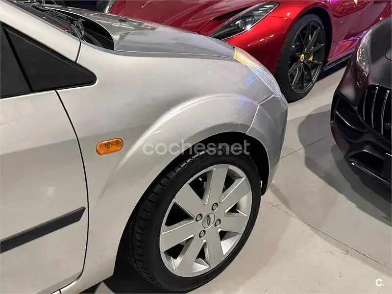Usado Ford Fiesta Trend 80 CV (58 kW) 2003 Gris / plata Utilitario