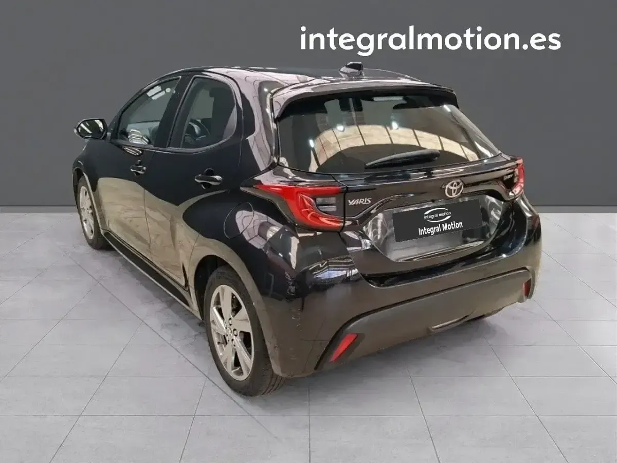 Usado Toyota Yaris Hybrid Active 116 CV (85 kW) 2025 Negro Berlina