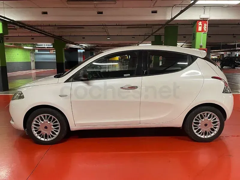 Usado Lancia Ypsilon 69 CV (50 kW) 2016 Blanco Utilitario