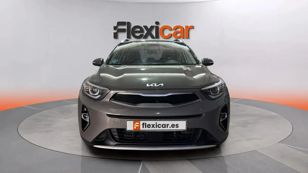 Usado Kia Stonic 120 CV (88 kW) 2022 Gris SUV