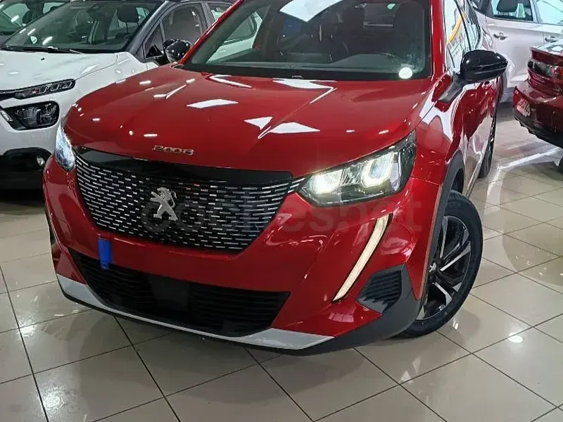 Usado Peugeot 2008 Allure 130 CV (95 kW) 2023 Granate SUV