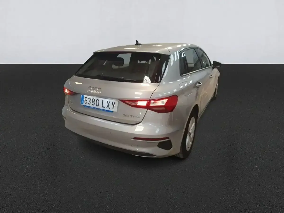 Usado Audi A3 110 CV (80 kW) 2022 Gris / plata Berlina