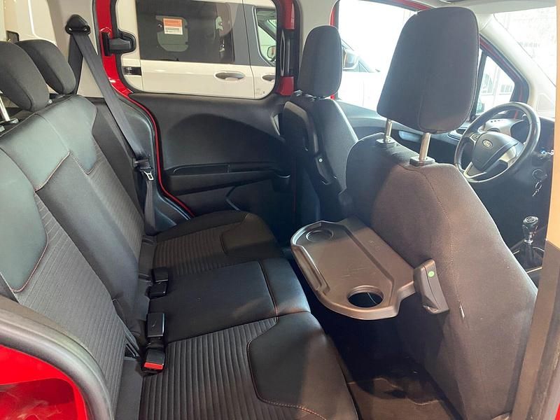 Usado Ford Tourneo Courier Sport 100 CV (73 kW) 2019 Rojo Monovolumen