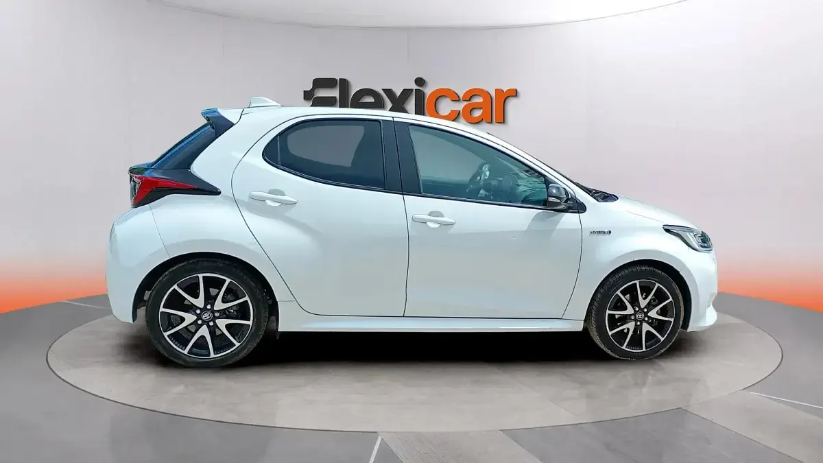 Usado Toyota Yaris Hybrid Style 116 CV (85 kW) 2021 Blanco Berlina