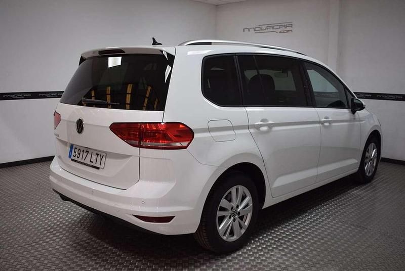Usado VW Touran Advance 122 CV (89 kW) 2021 Blanco Monovolumen