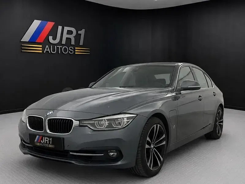 Usado BMW 330e Comfort Edition 252 CV (185 kW) 2018 Gris / plata Berlina