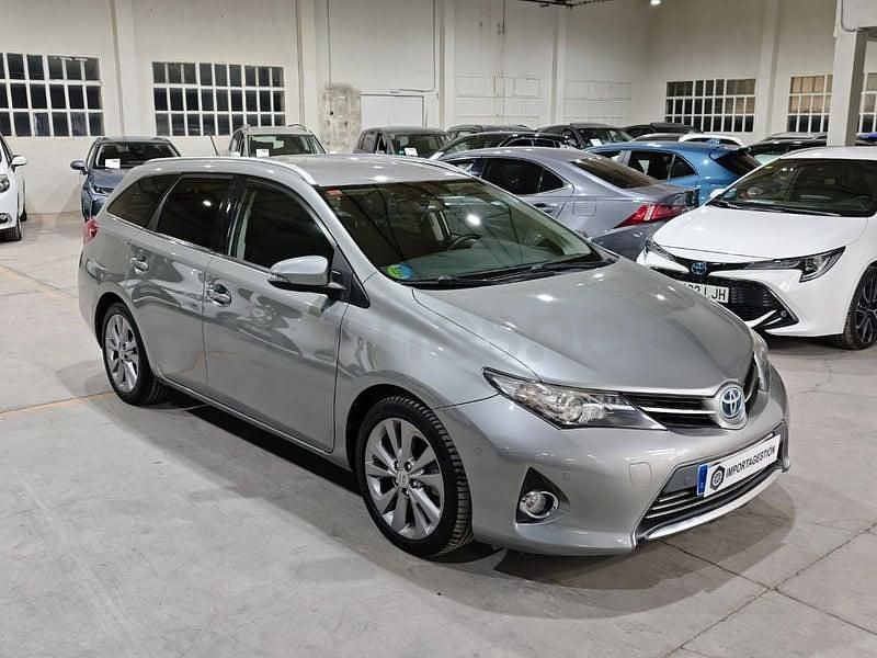 Usado Toyota Auris Hybrid Advance 136 CV (100 kW) 2014 Gris / plata Familiar