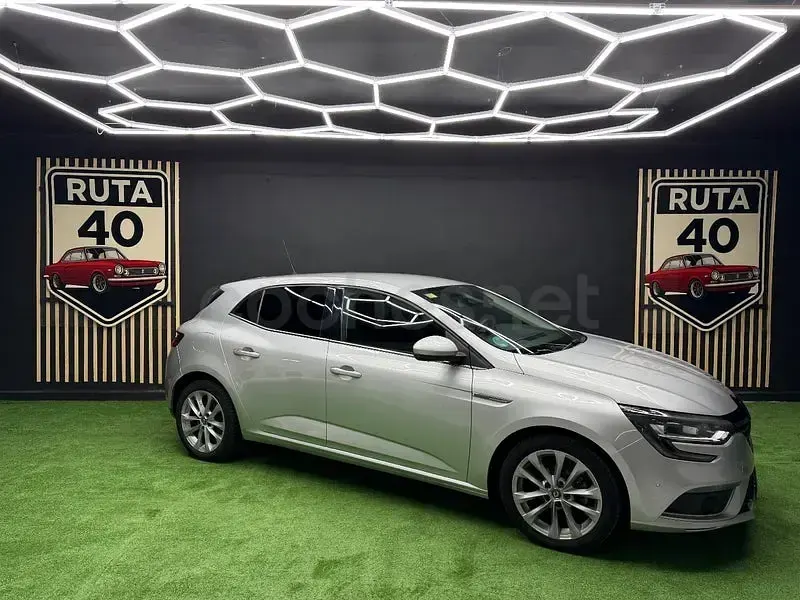 Usado Renault Mégane Zen 130 CV (95 kW) 2018 Gris / plata Berlina