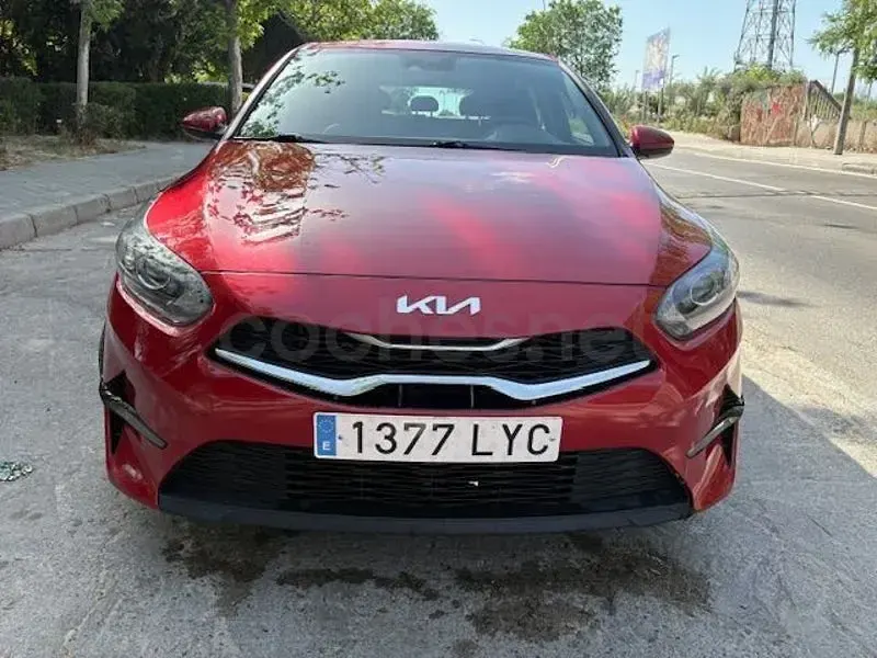Usado Kia Ceed 136 CV (100 kW) 2022 Granate Utilitario