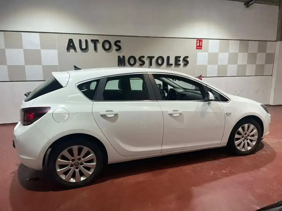 Usado Opel Astra Excellence 110 CV (80 kW) 2013 Blanco