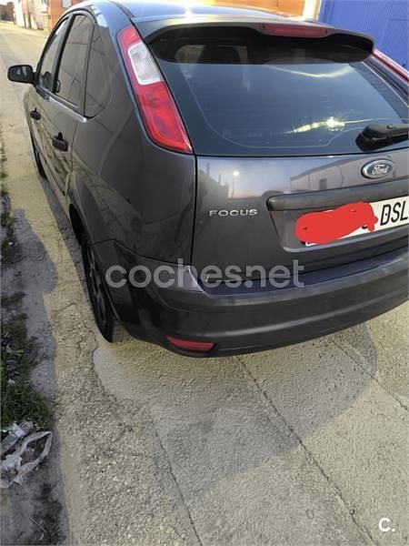 Usado Ford Focus Ghia 109 CV (80 kW) 2005 Gris / plata Berlina